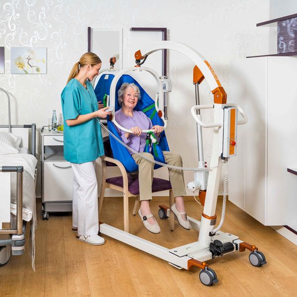 beka carlo comfort alu ep floor lift from chair with patient and caregiver 2 600x600